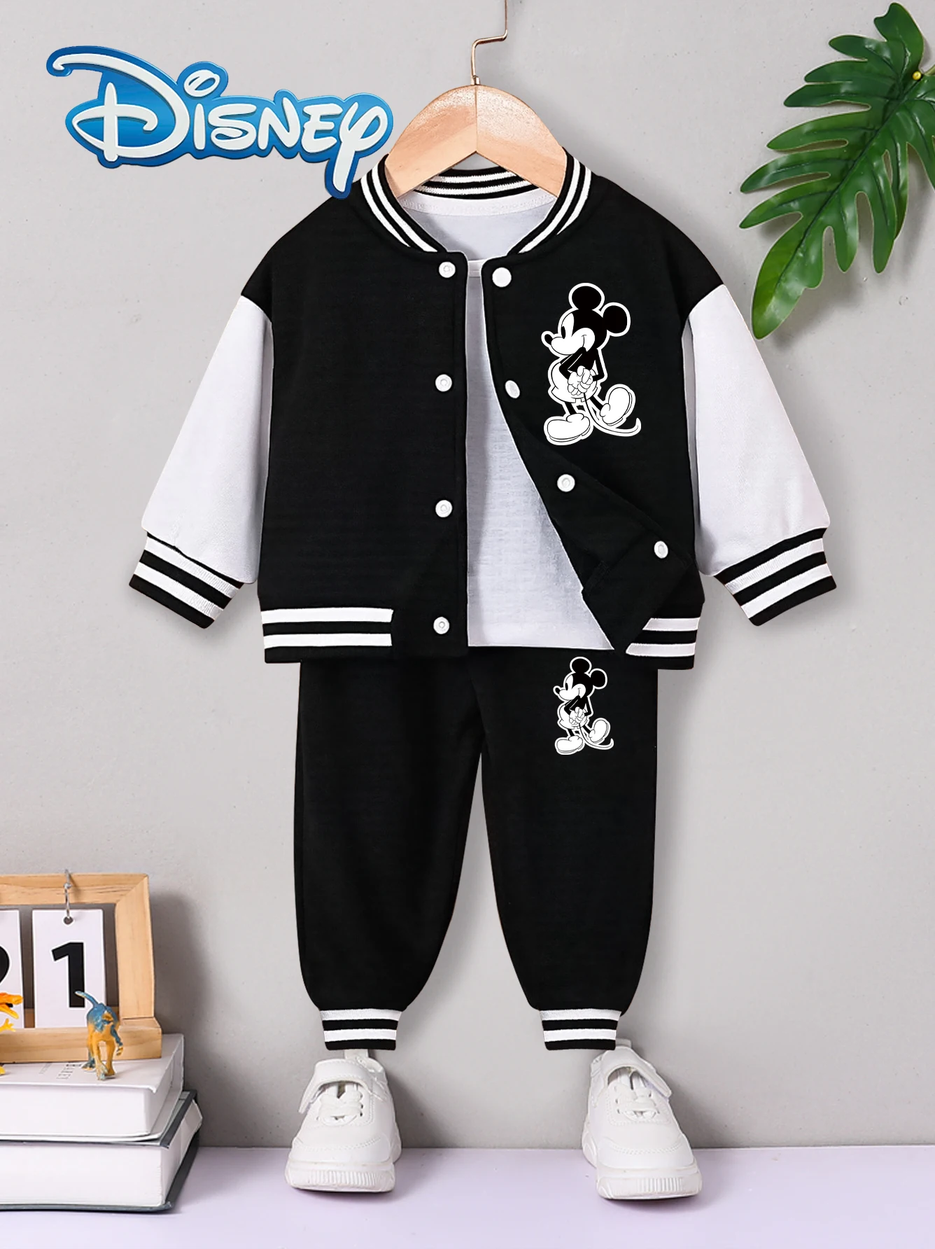 【Officially Licensed】Disney Exclusive Autumn Collection Baby Boy Newborn Mickey Mouse Cute Long-Sleeve Baseball Jacket and Pants Set, Featuring Mickey Mouse Black and White Cartoon Pattern, Slightly Stretchy, Suitable for Baby and Newborn Daily Wear, Grea
【Officially Licensed】Disney Exclusive Autumn Collection Baby Boy Newborn Mickey Mouse Cute Long-Sleeve Baseball Jacket and Pants Set, Featuring Mickey Mouse Black and White Cartoon Pattern, Slightly Stretchy, Suitable for Baby and Newborn Daily Wear, Grea
