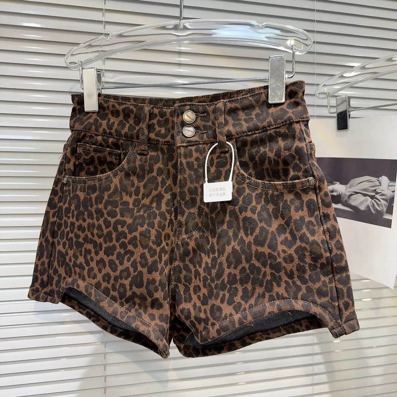 Winter 2026 High Waist Distressed Denim Shorts Women's Metal Buckle Composite Fabric Three-Quarter Length Asymmetric Design
Winter 2026 High Waist Distressed Denim Shorts Women's Metal Buckle Composite Fabric Three-Quarter Length Asymmetric Design