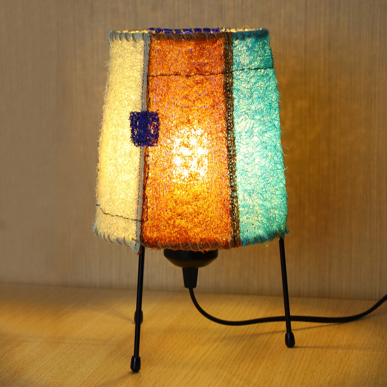 Natural Loofah Table Lamp, Handwoven Colorful Lampshade Tripod Bedside Lamp with E27 Base, Warm Ambient Light for Bedroom Living
Natural Loofah Table Lamp, Handwoven Colorful Lampshade Tripod Bedside Lamp with E27 Base, Warm Ambient Light for Bedroom Living