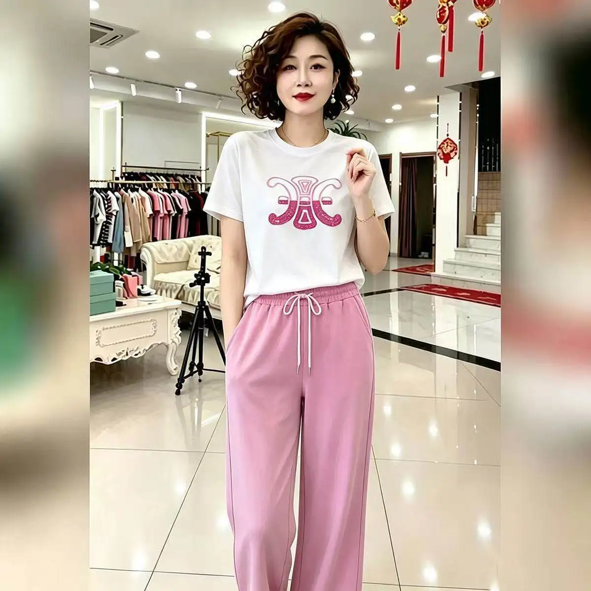 Fashionable Glittery Short Sleeve Sportswear Set for Women Summer 2026 Casual Heavy Embellishment Two-Piece Anti-Aging Ensemble
Fashionable Glittery Short Sleeve Sportswear Set for Women Summer 2026 Casual Heavy Embellishment Two-Piece Anti-Aging Ensemble