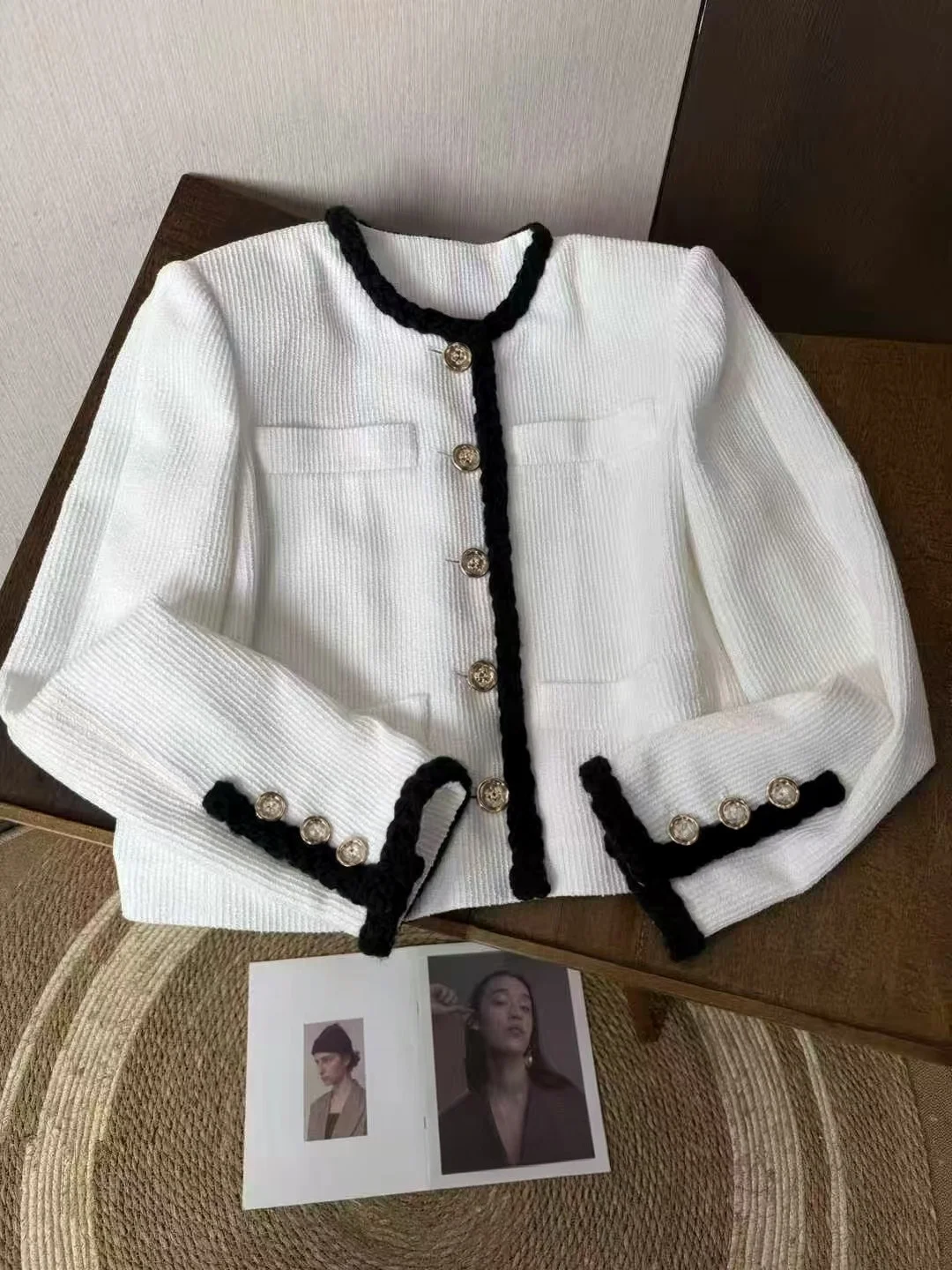 2026 New Black White Contrast Color Blocking Short Coat for Women Luxury Woolen Checkered Fabric Metal Button Standard Fit
2026 New Black White Contrast Color Blocking Short Coat for Women Luxury Woolen Checkered Fabric Metal Button Standard Fit