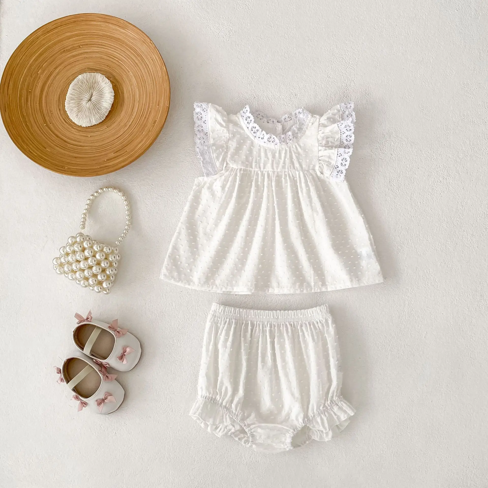 New summer baby clothes for 0-3 years old, fresh and sweet baby girl with flying sleeves and lace top + cute ruffled shorts
New summer baby clothes for 0-3 years old, fresh and sweet baby girl with flying sleeves and lace top + cute ruffled shorts