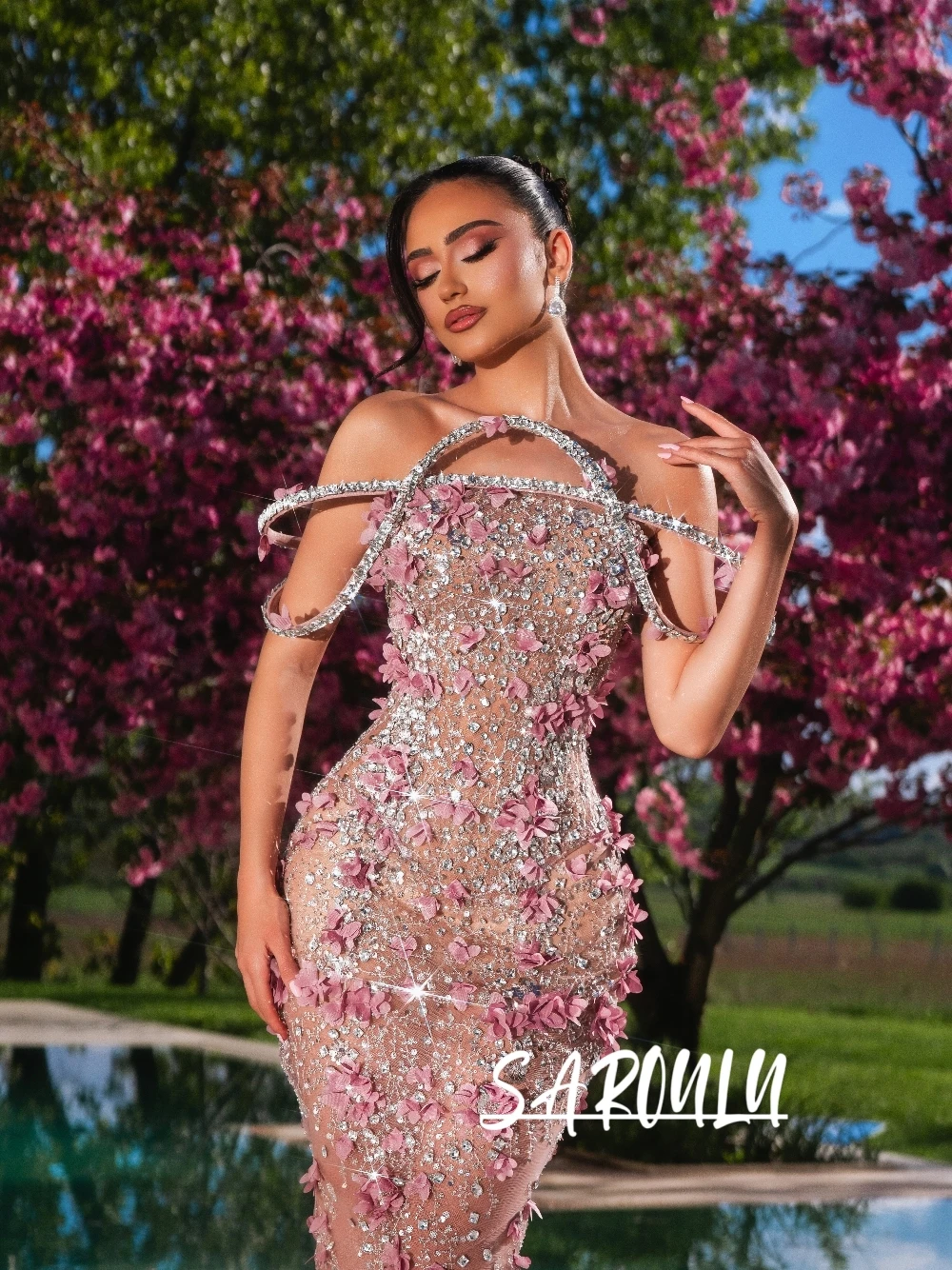 Celebrity Structured Off Shoulder Evening Dress Customized Romantic Flowers Sexy Sheath Prom Gown Glitter Crystals Banquet Wear
Celebrity Structured Off Shoulder Evening Dress Customized Romantic Flowers Sexy Sheath Prom Gown Glitter Crystals Banquet Wear