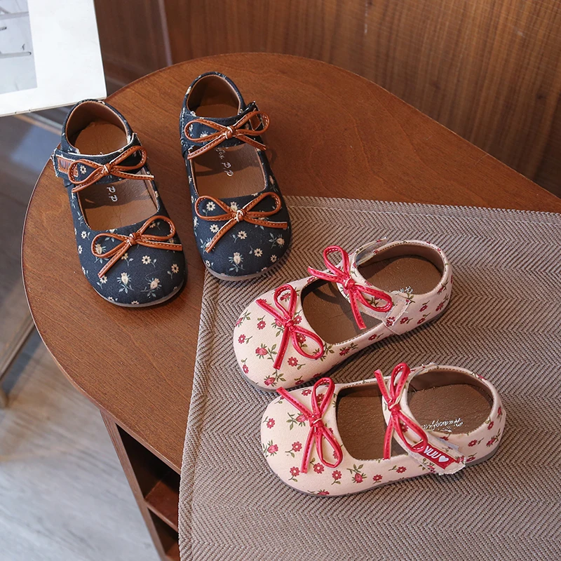 Kids Girls Floral Print Mary Jane Shoes Bow Decor Adjustable Strap Soft Non-slip Sole Shoes for Daily Wear & Casual Activities
Kids Girls Floral Print Mary Jane Shoes Bow Decor Adjustable Strap Soft Non-slip Sole Shoes for Daily Wear & Casual Activities