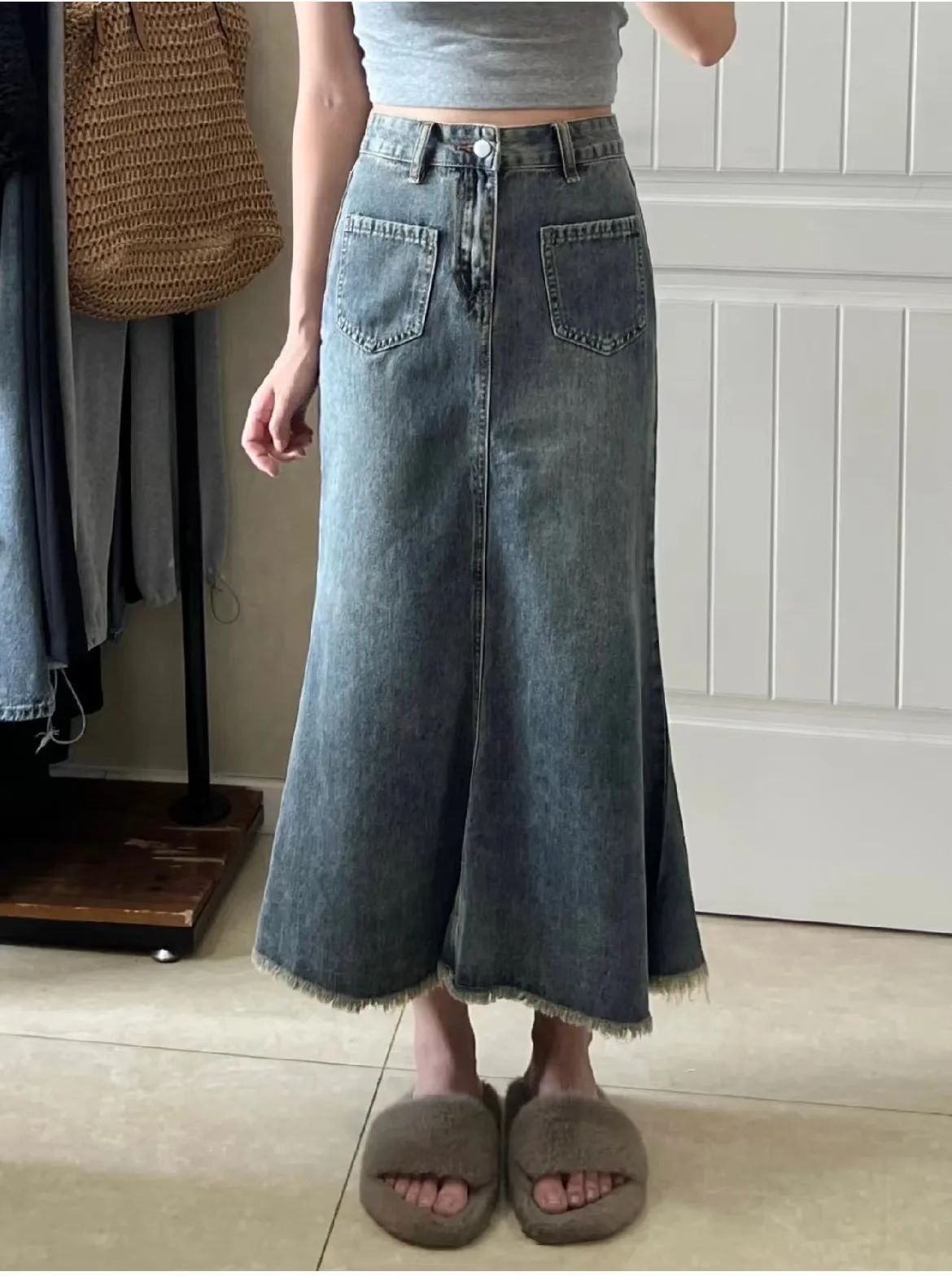 2023 Spring and Summer Retro Denim Skirt for Women Button Fly High Waist Female Students Fishtail Skirt Tassel Hem Lady Skirts
2023 Spring and Summer Retro Denim Skirt for Women Button Fly High Waist Female Students Fishtail Skirt Tassel Hem Lady Skirts