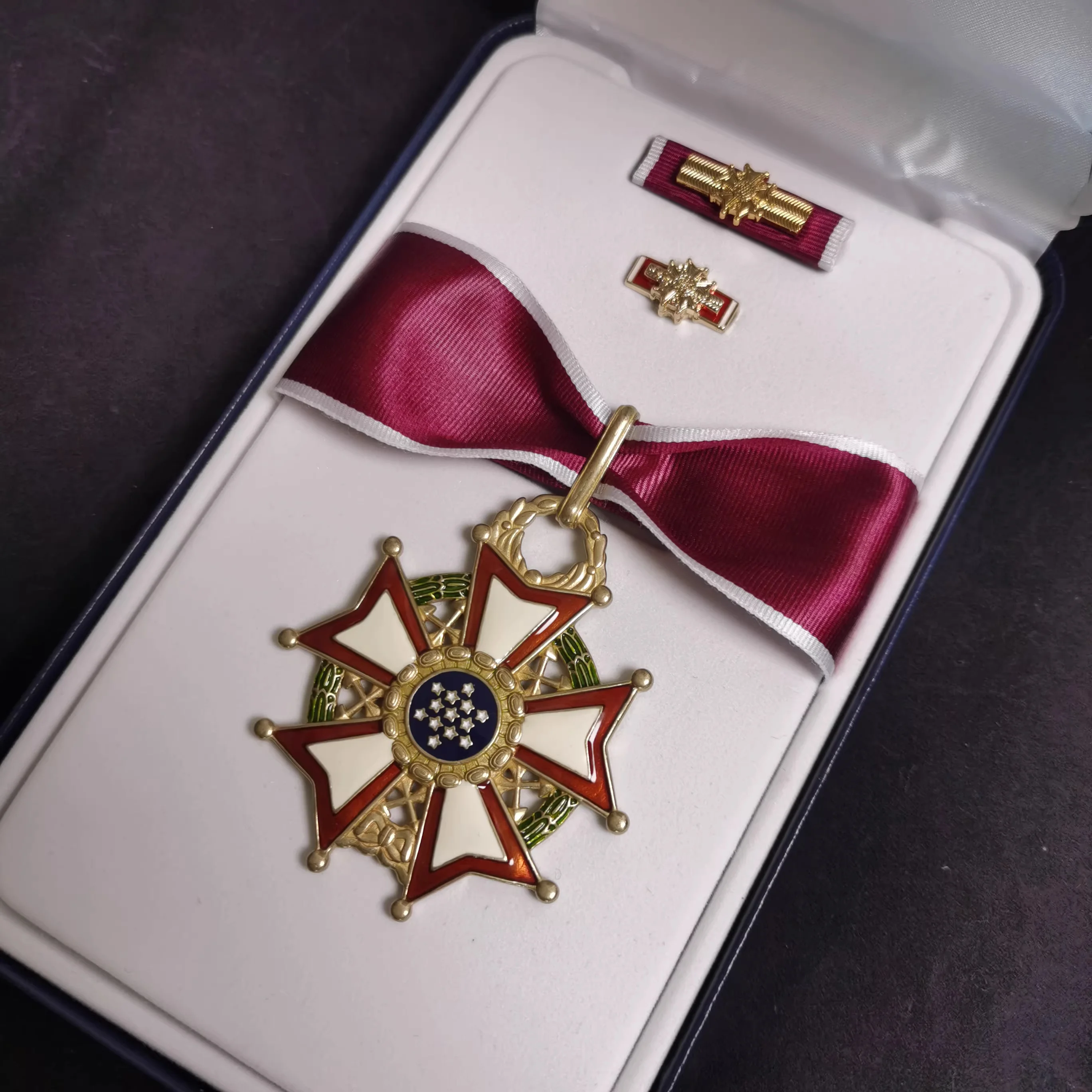 Репродукция легиона мертвецовского класса с ленточными планками и футляром
Репродукция легиона мертвецовского класса с ленточными планками и футляром