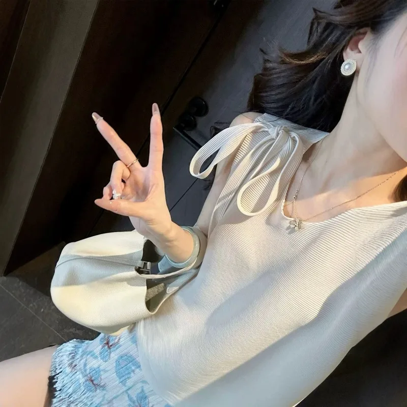 Miyake Pleated T-Shirt Original Shoulder Tie Top for Women 2026 Pleated Sleeveless Summer New Miyake Style Design Draped Top
Miyake Pleated T-Shirt Original Shoulder Tie Top for Women 2026 Pleated Sleeveless Summer New Miyake Style Design Draped Top