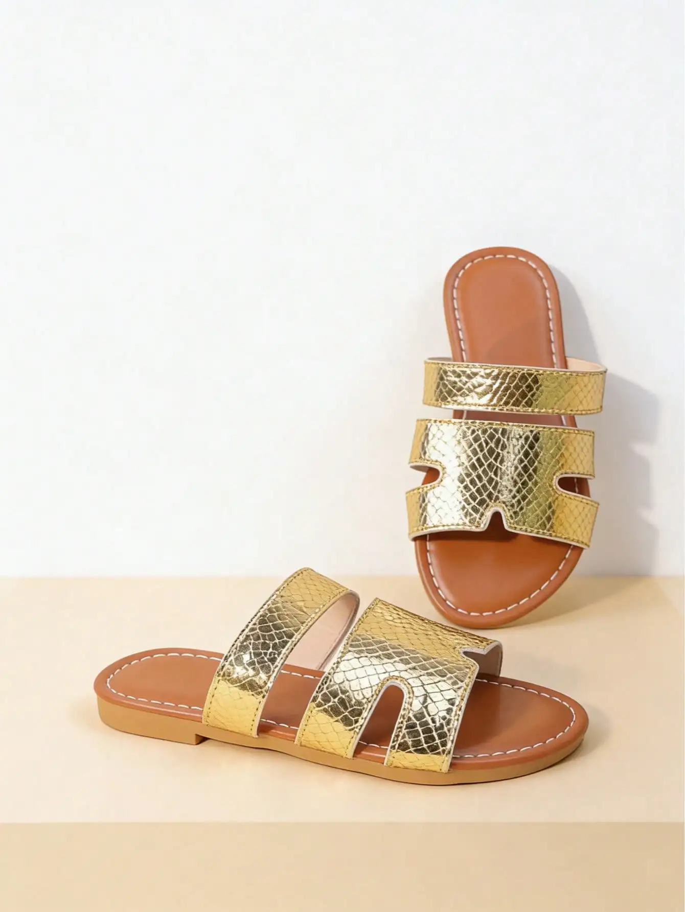 1 Pair Gold Snake Embossed Sandal Slippers Designed For Boys & Girls, Faux Leather Upper With Leather Sole, Soft And Comfortable, Open Toe No Backing Design, Strap Style, Flat, Fashion Casual Suitable For Daily Play, Beach Vacation, Small Gatherings And M
1 Pair Gold Snake Embossed Sandal Slippers Designed For Boys & Girls, Faux Leather Upper With Leather Sole, Soft And Comfortable, Open Toe No Backing Design, Strap Style, Flat, Fashion Casual Suitable For Daily Play, Beach Vacation, Small Gatherings And M