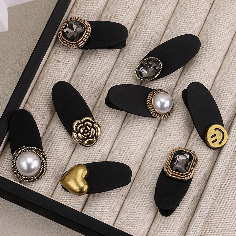 Autumn and Winter Style Retro Velvet Pearl Water Diamond Hairpin Edge Clip Headpiece Side Luxury Exquisite Hairpin Headpiece
Autumn and Winter Style Retro Velvet Pearl Water Diamond Hairpin Edge Clip Headpiece Side Luxury Exquisite Hairpin Headpiece