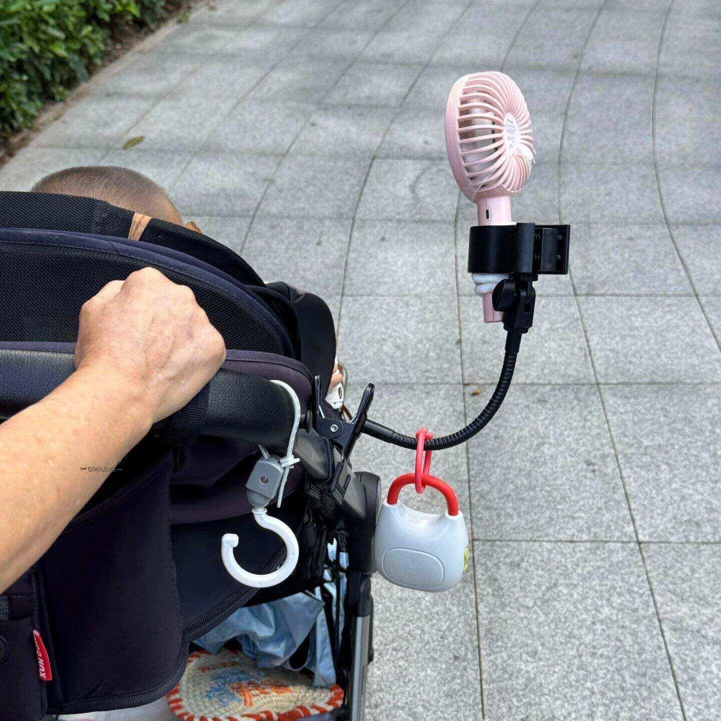 Portable Handheld Fan Stand for Baby Stroller 360 Rotating Clip-On Buckle Fan Holder Office Summer Essential Accessories
Portable Handheld Fan Stand for Baby Stroller 360 Rotating Clip-On Buckle Fan Holder Office Summer Essential Accessories