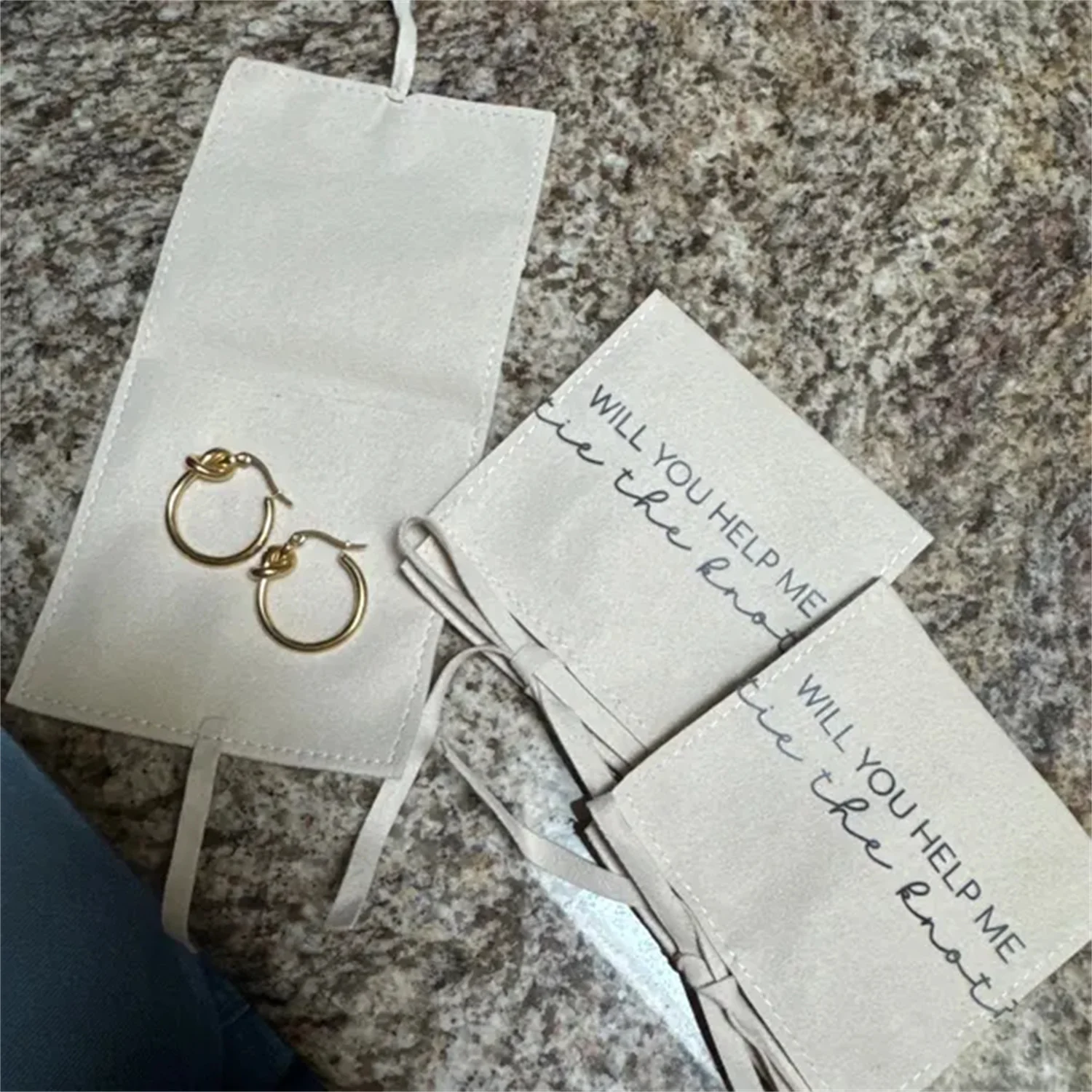 Серьги-кольца с узлом, сумка для ювелирных изделий для подружки невесты, подарки для свадебной вечеринки, коробка для предложения подружки невесты, подарок, золотые обручи, галстук, узел, свадебные серьги
Серьги-кольца с узлом, сумка для ювелирных изделий для подружки невесты, подарки для свадебной вечеринки, коробка для предложения подружки невесты, подарок, золотые обручи, галстук, узел, свадебные серьги