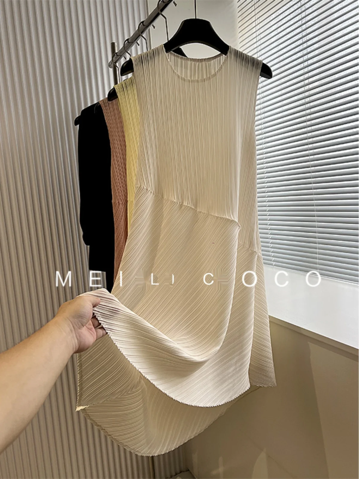 Pleated Round Neck Sleeveless Slim Solid Colour Women's Dresses Female 2024 Summer New Splicing Fashion Temperament Long Dresses
Pleated Round Neck Sleeveless Slim Solid Colour Women's Dresses Female 2024 Summer New Splicing Fashion Temperament Long Dresses