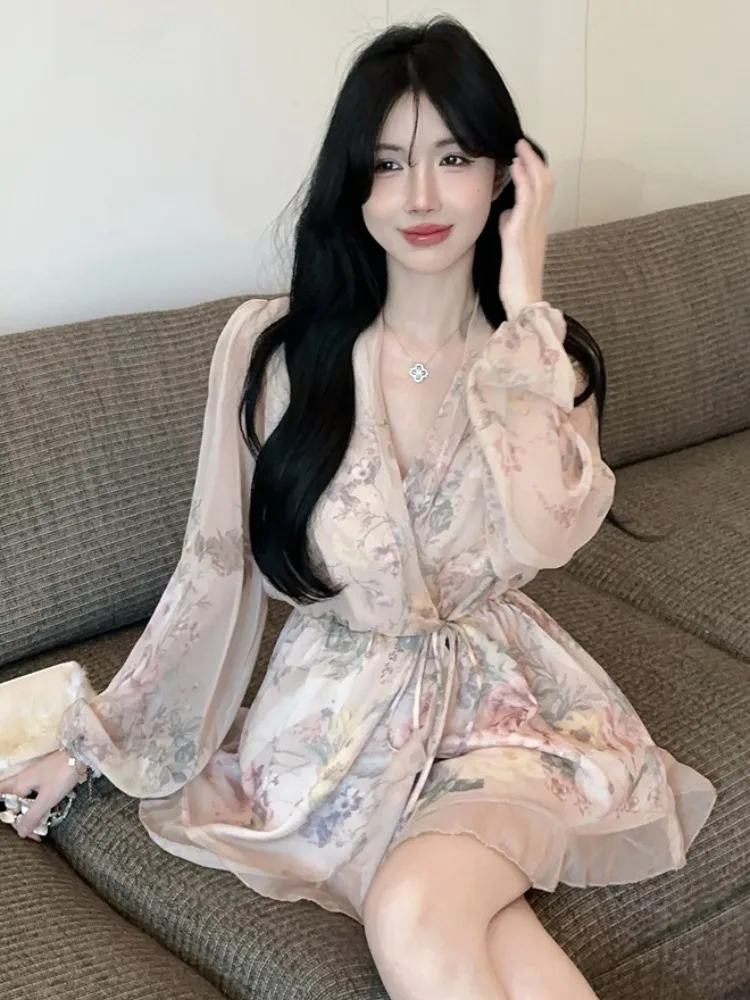 Slimming V-Neck Short Skirt Midi Dress with Pleated Hemline Fashionable Women's Korean Style Commute Winter Long Sleeve Dress
Slimming V-Neck Short Skirt Midi Dress with Pleated Hemline Fashionable Women's Korean Style Commute Winter Long Sleeve Dress