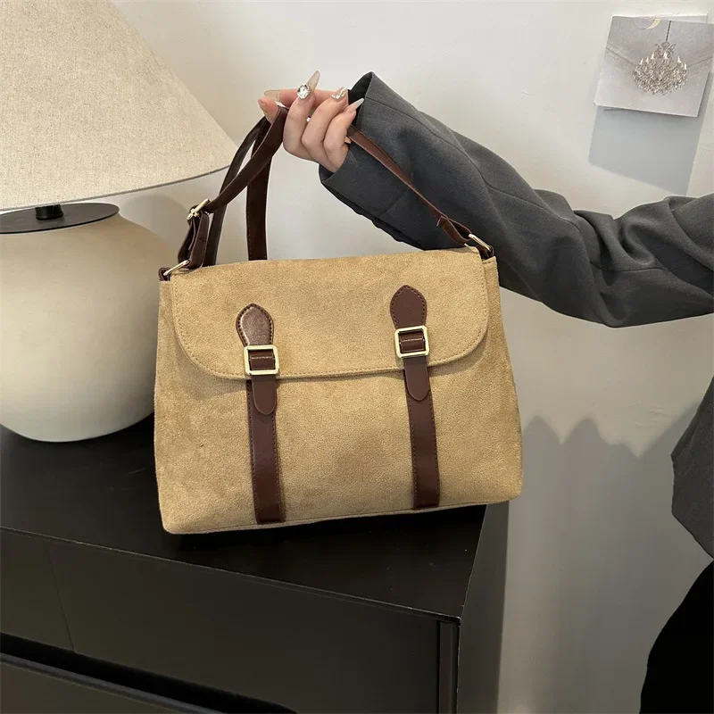 Retro matte texture shoulder bag versatile ins leisure bag commuter small square bag
Retro matte texture shoulder bag versatile ins leisure bag commuter small square bag
