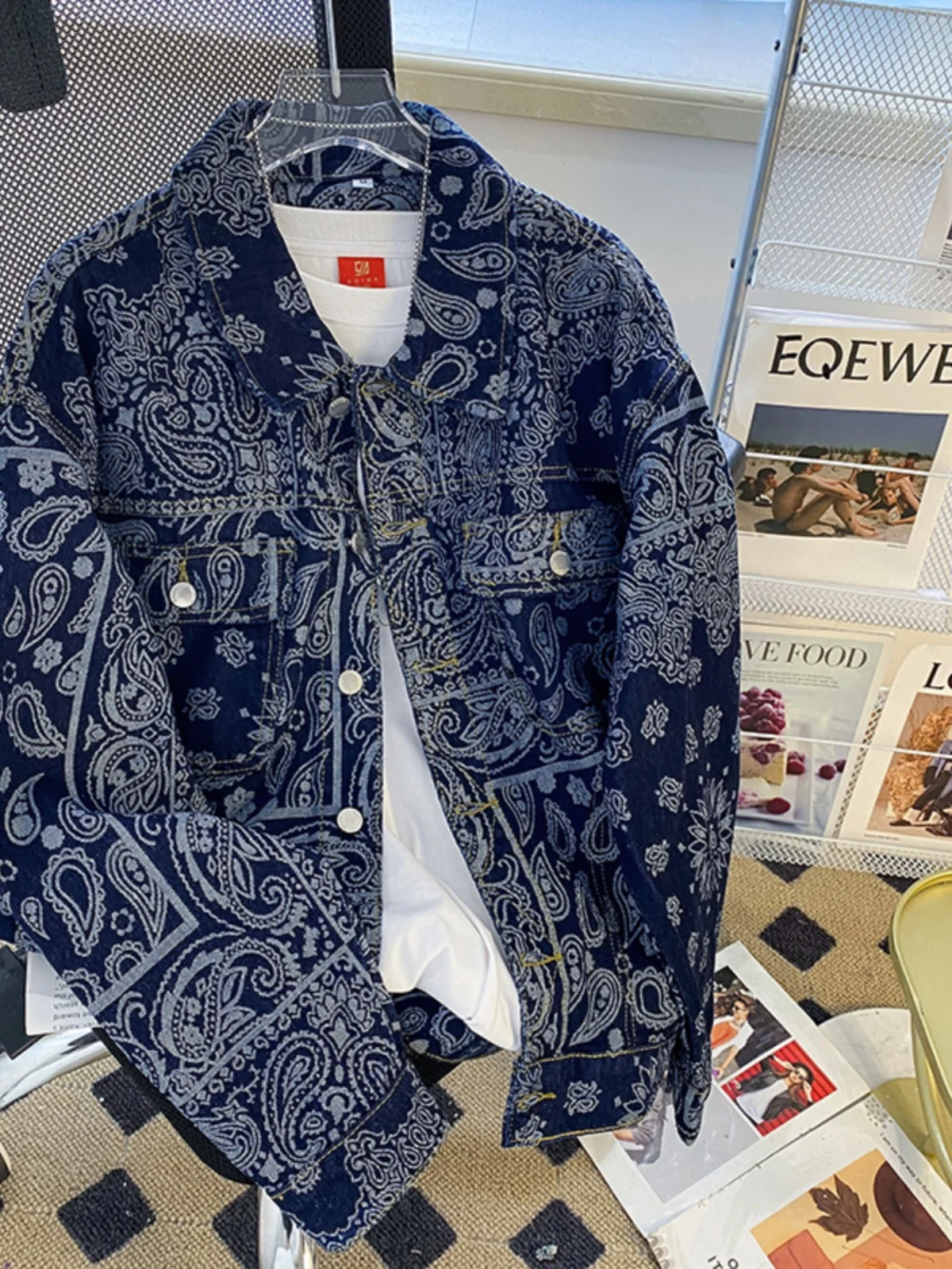 Trendy Men's Denim Jaet with Walnut Flower Print Spring Autumn Casual Loose Fit Long Sve Button up Jaet for Teens
Trendy Men's Denim Jaet with Walnut Flower Print Spring Autumn Casual Loose Fit Long Sve Button up Jaet for Teens