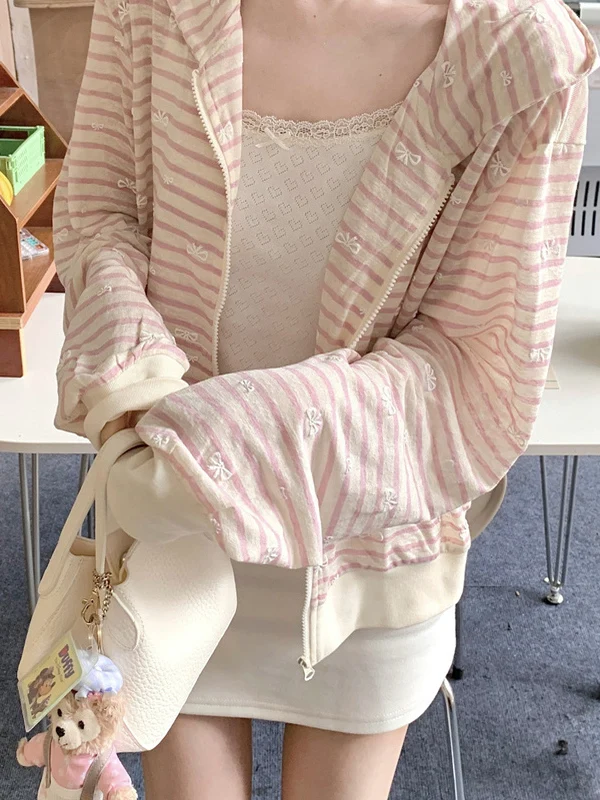 Korean Sle Striped Long Sve Hooded Open Cardigan Loose Women's Faion Outerwear Sun Protection Soft Feel Coat
Korean Sle Striped Long Sve Hooded Open Cardigan Loose Women's Faion Outerwear Sun Protection Soft Feel Coat