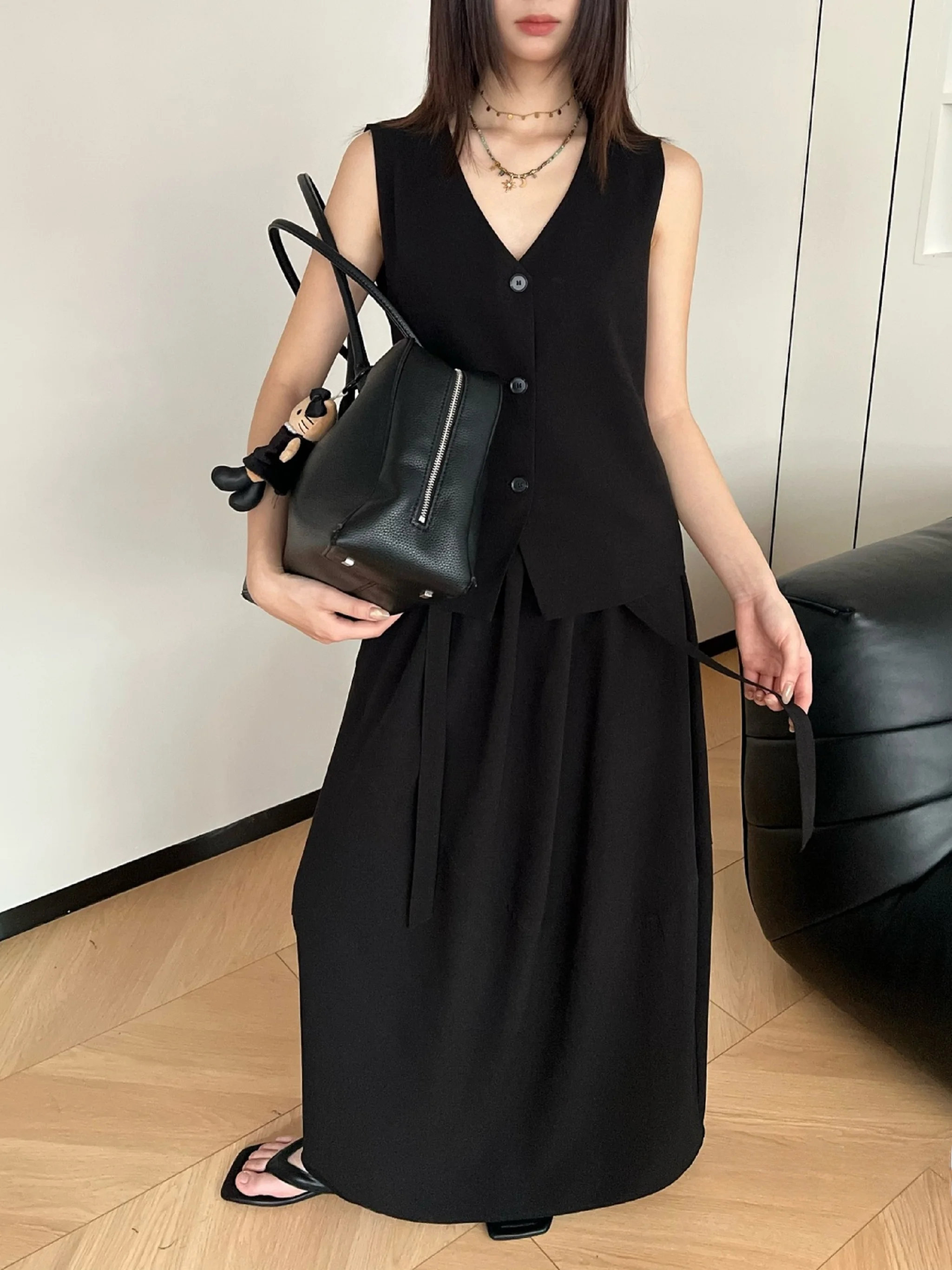 Women's V-Neck Tank Top And Elastic Waist Flower Bud Skirt Two-Piece Set Spring Summer Fashion Ensemble 0329
Women's V-Neck Tank Top And Elastic Waist Flower Bud Skirt Two-Piece Set Spring Summer Fashion Ensemble 0329