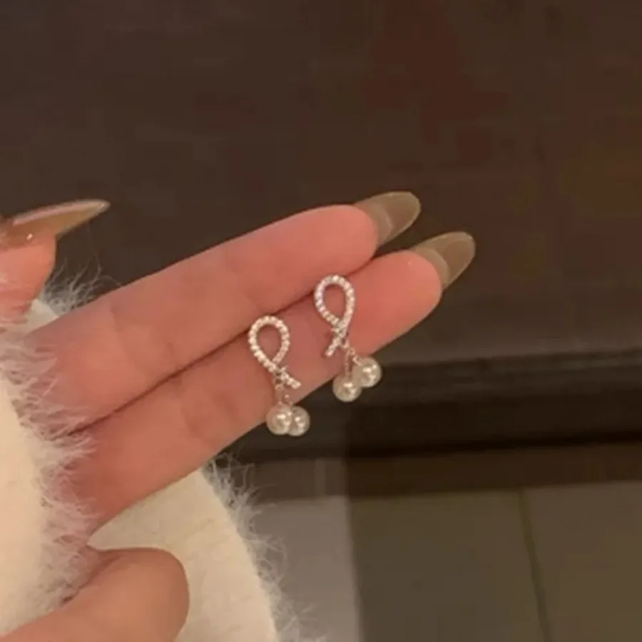 French Style Light Luxury Exquisite Zircon Imitation Pearl Tassel Dangle Earrings Fashion Women Sweet Bow Design Jewelry Gifts
French Style Light Luxury Exquisite Zircon Imitation Pearl Tassel Dangle Earrings Fashion Women Sweet Bow Design Jewelry Gifts