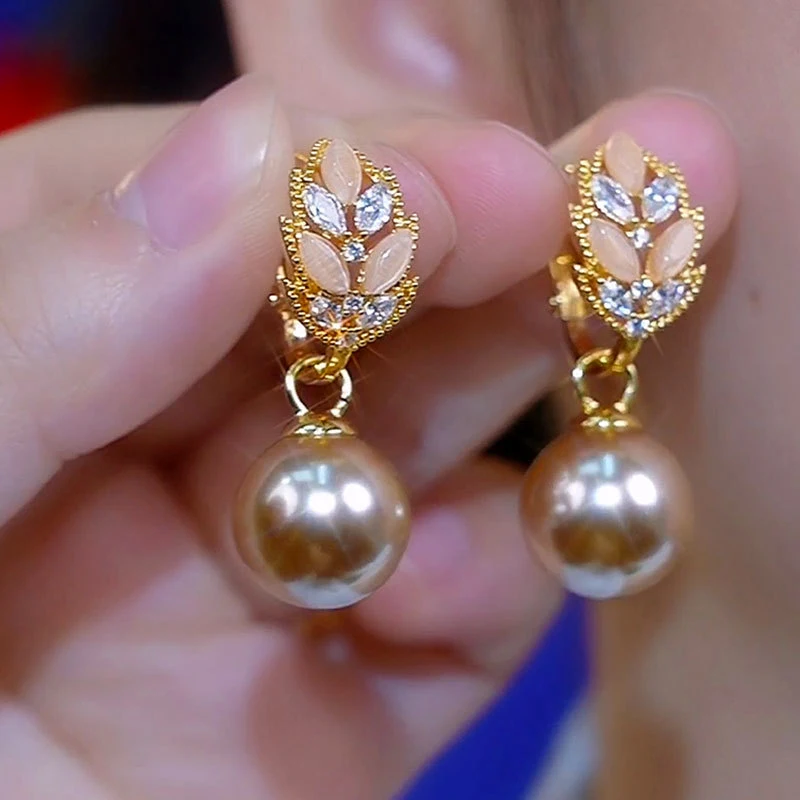 Elegant Champagne Color Pearl Pendant Hollow Leaf Earrings for Women New Fashion Temperament Ladies Party Jewelry Birthday Gift
Elegant Champagne Color Pearl Pendant Hollow Leaf Earrings for Women New Fashion Temperament Ladies Party Jewelry Birthday Gift