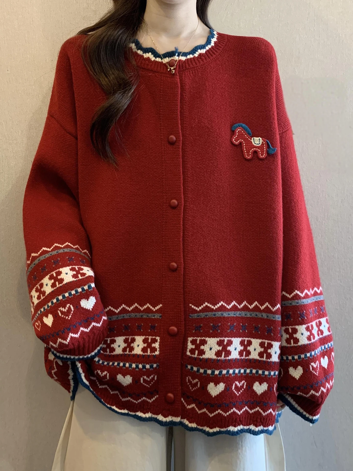 Красный вязаный кардиган в стиле Fair Isle для женщин, осенне-зимний, больших размеров, свободный, уютный, средней длины, мягкий, с длинными рукавами
Красный вязаный кардиган в стиле Fair Isle для женщин, осенне-зимний, больших размеров, свободный, уютный, средней длины, мягкий, с длинными рукавами