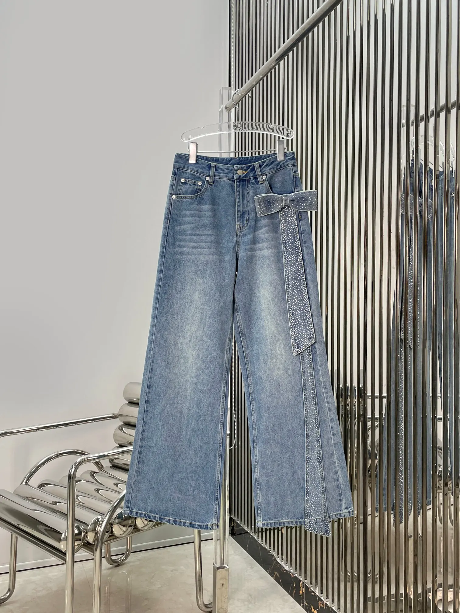 Decorative Knot High Waist Slimming Casual Jeans 3D Embellished Denim Pants Ladies Loose Fit Summer Style
Decorative Knot High Waist Slimming Casual Jeans 3D Embellished Denim Pants Ladies Loose Fit Summer Style