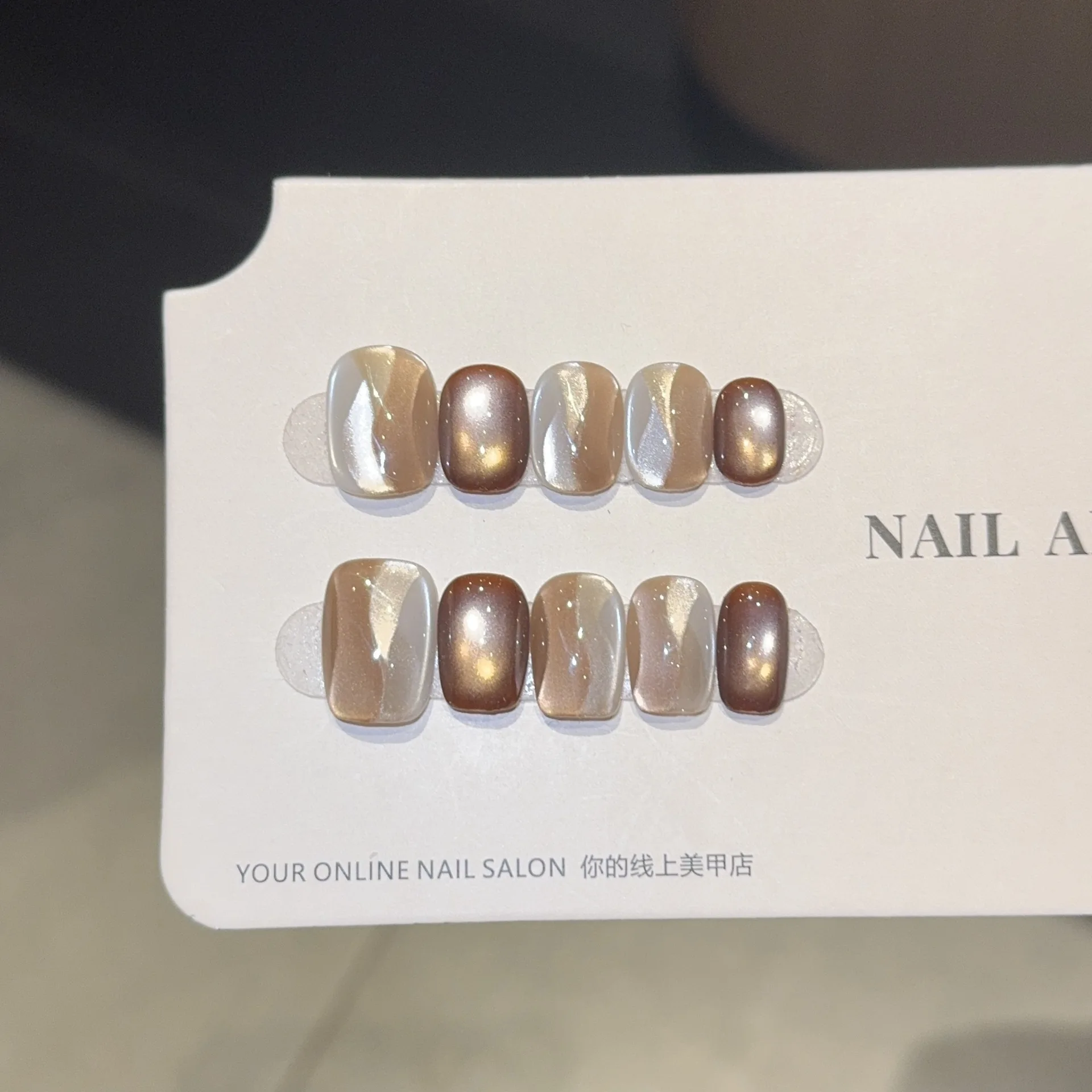 10pcs Silver Brown Cat Eye Handmade Press on Nails Multifaceted Satin Maillard Fake Nail For Women&Girl Short Ladder False Nail
10pcs Silver Brown Cat Eye Handmade Press on Nails Multifaceted Satin Maillard Fake Nail For Women&Girl Short Ladder False Nail