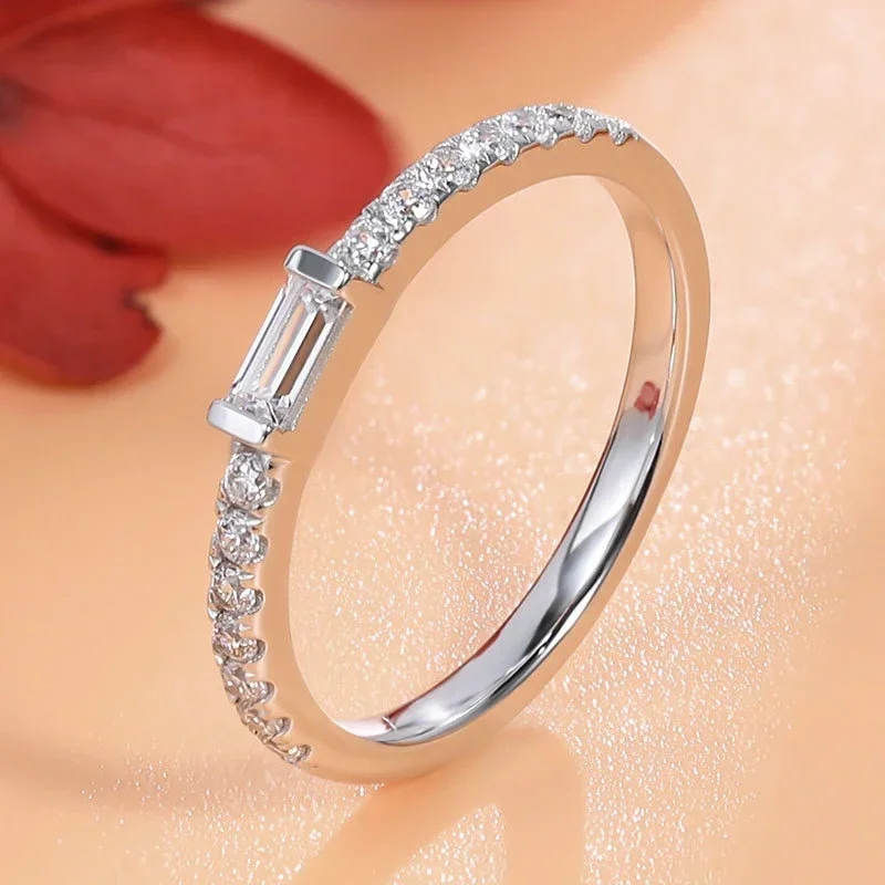 0.36cttw D Color Emerald Cut Moissanite Rings For Women S925 Silver Round Diamond Wedding Band Finger ring Luxury Jewerly
0.36cttw D Color Emerald Cut Moissanite Rings For Women S925 Silver Round Diamond Wedding Band Finger ring Luxury Jewerly