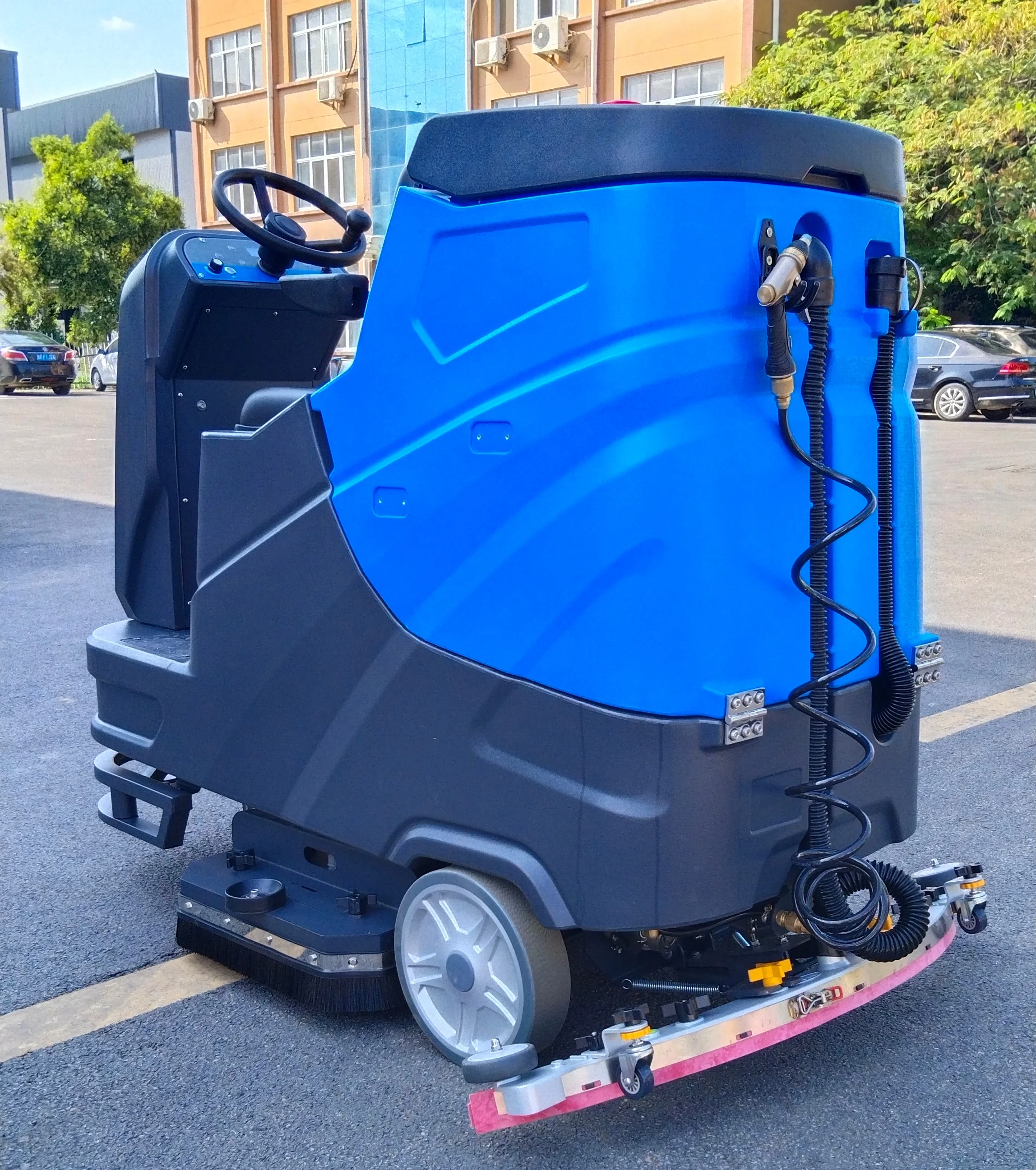 Electric Ride-on Floor Scrubber Machine Industrial Sweeper for Garage Floor & Workshop Dust Cleaning
Electric Ride-on Floor Scrubber Machine Industrial Sweeper for Garage Floor & Workshop Dust Cleaning