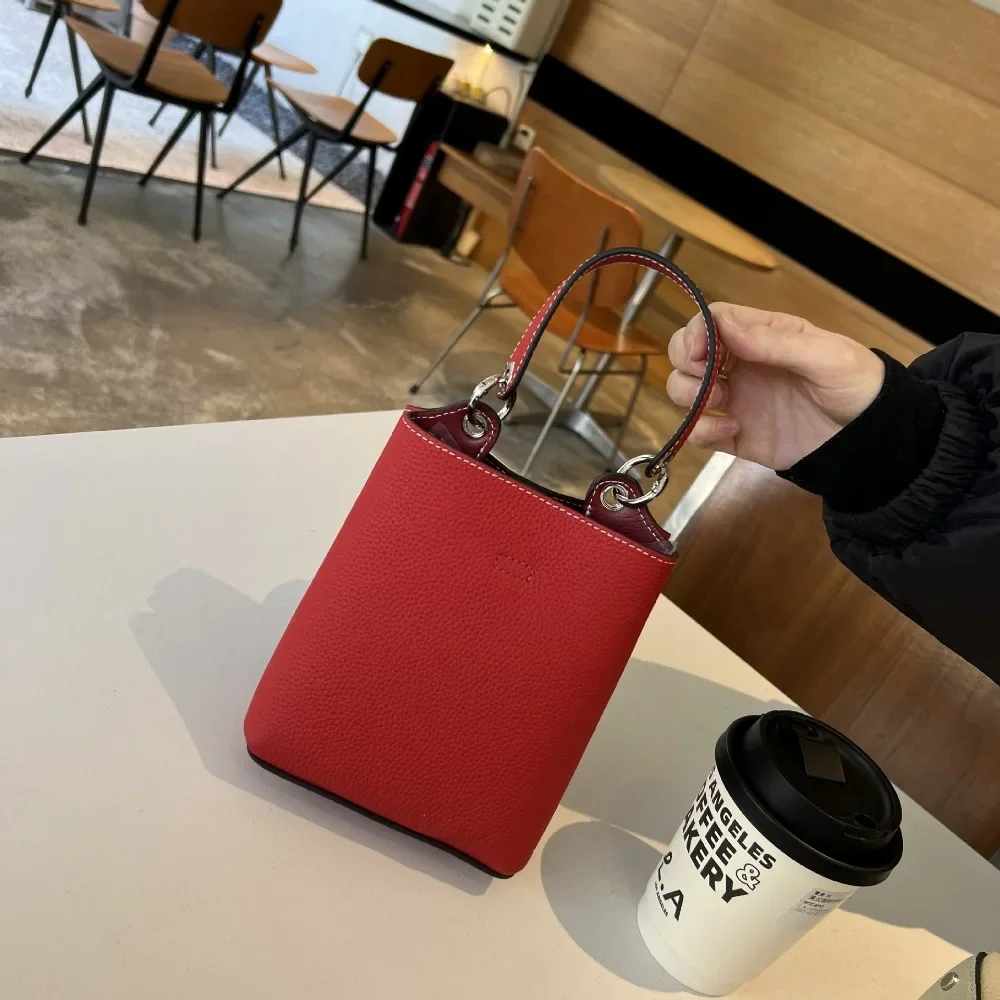 First-layer Cowhide Mobile Phone Bag New Mini Bucket Bag Multi-function Portable Shoulder Messenger Women Bag Simple convenient
First-layer Cowhide Mobile Phone Bag New Mini Bucket Bag Multi-function Portable Shoulder Messenger Women Bag Simple convenient