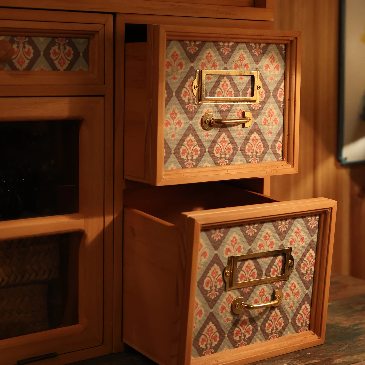 Винтажный шкаф с выдвижным ящиком из сосновой ткани, органайзер с двумя ящиками ручной работы, ящик для хранения в деревенском стиле, декоративный настольный сундук
Винтажный шкаф с выдвижным ящиком из сосновой ткани, органайзер с двумя ящиками ручной работы, ящик для хранения в деревенском стиле, декоративный настольный сундук