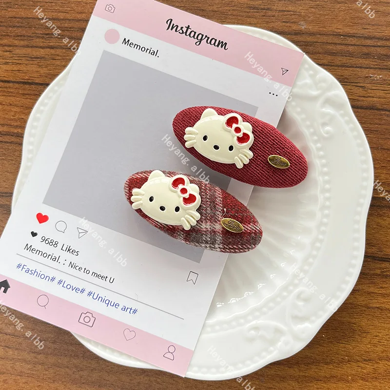 Новая заколка для волос Sanrio в клетку «Hello Kitty», элегантная и милая боковая заколка с бахромой, аксессуары для волос «Hello Kitty», подарки
Новая заколка для волос Sanrio в клетку «Hello Kitty», элегантная и милая боковая заколка с бахромой, аксессуары для волос «Hello Kitty», подарки