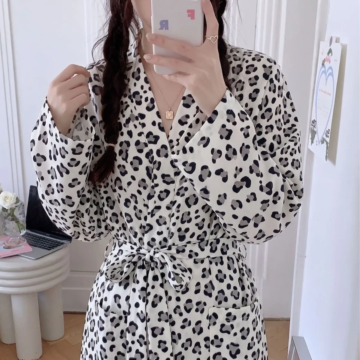 Spring and Summer Sexy Women's Morning Robe Bathrobe Sexy Leopard Print Loose Thin Style Comfortable Long Sleeved Home Pajamas
Spring and Summer Sexy Women's Morning Robe Bathrobe Sexy Leopard Print Loose Thin Style Comfortable Long Sleeved Home Pajamas