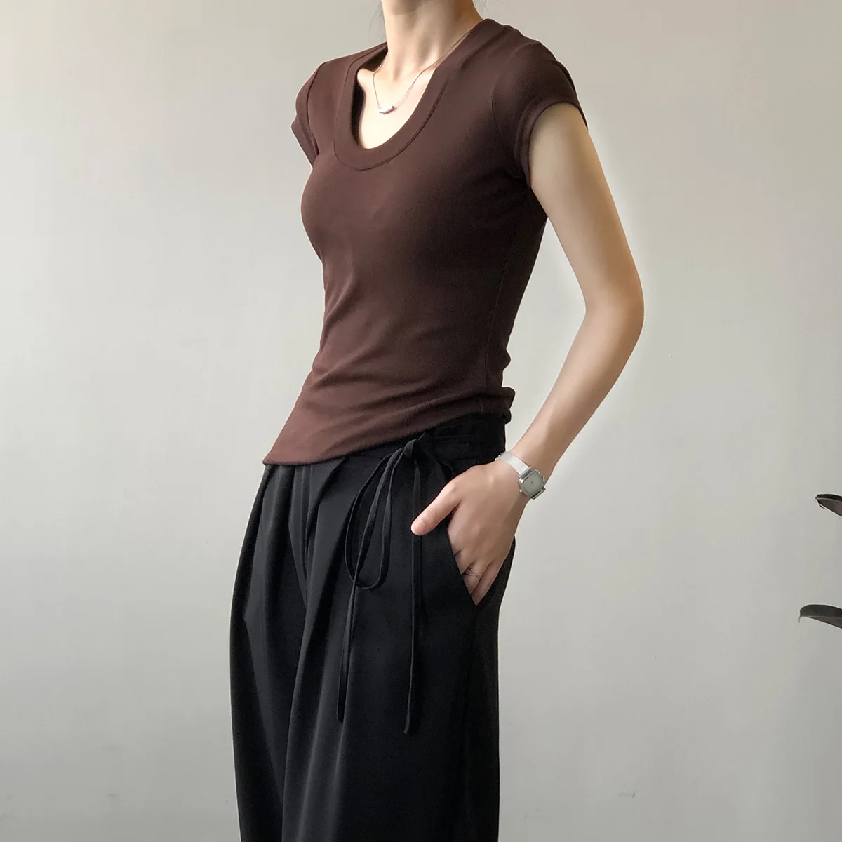 Solid Color T-shirt Women Classic Design Summer Simple U-neck Slimming Fit Stretch Tees Short Sleeve Tops Pullover Dropshiping
Solid Color T-shirt Women Classic Design Summer Simple U-neck Slimming Fit Stretch Tees Short Sleeve Tops Pullover Dropshiping