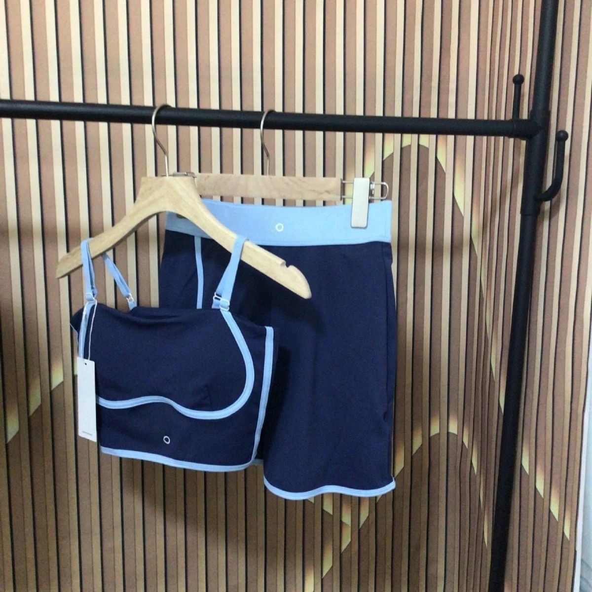 Set de yoga respirant, soutien-gorge et shorts extensibles pour l'entraînement
Set de yoga respirant, soutien-gorge et shorts extensibles pour l'entraînement