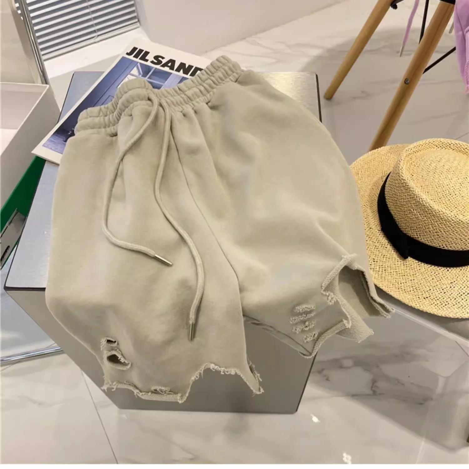 Loose Casual Sporty Shorts for Summer plus Size 300 Pounds 2026 Design Sense Torn Loose Five-Point Pants Elastic Waist
Loose Casual Sporty Shorts for Summer plus Size 300 Pounds 2026 Design Sense Torn Loose Five-Point Pants Elastic Waist