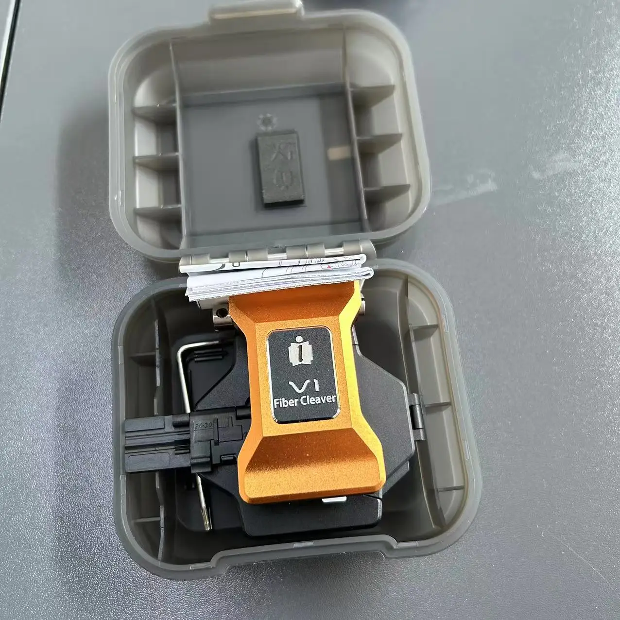 Original V1 Fully Automatic Fiber Optic Cleaver One-step FTTH Cutting Knife Press Type Fiber Cleaver
Original V1 Fully Automatic Fiber Optic Cleaver One-step FTTH Cutting Knife Press Type Fiber Cleaver