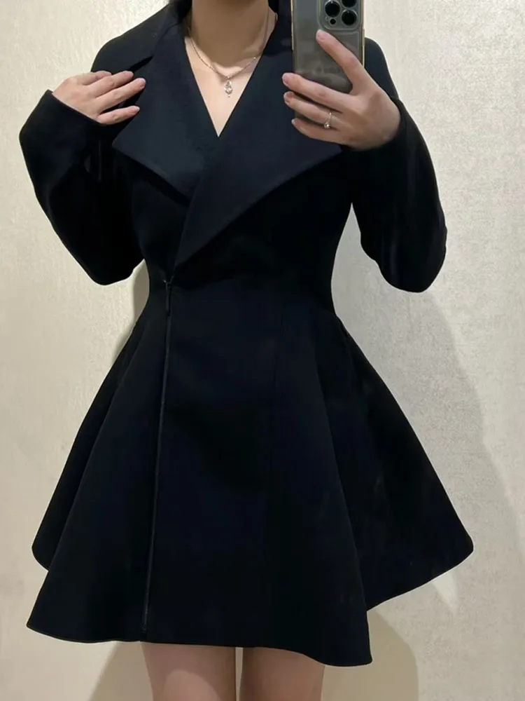 The new casual, versatile and slimming lapel dress for early autumn 2025, a high-end suit with a cinched waist and a short skirt
The new casual, versatile and slimming lapel dress for early autumn 2025, a high-end suit with a cinched waist and a short skirt