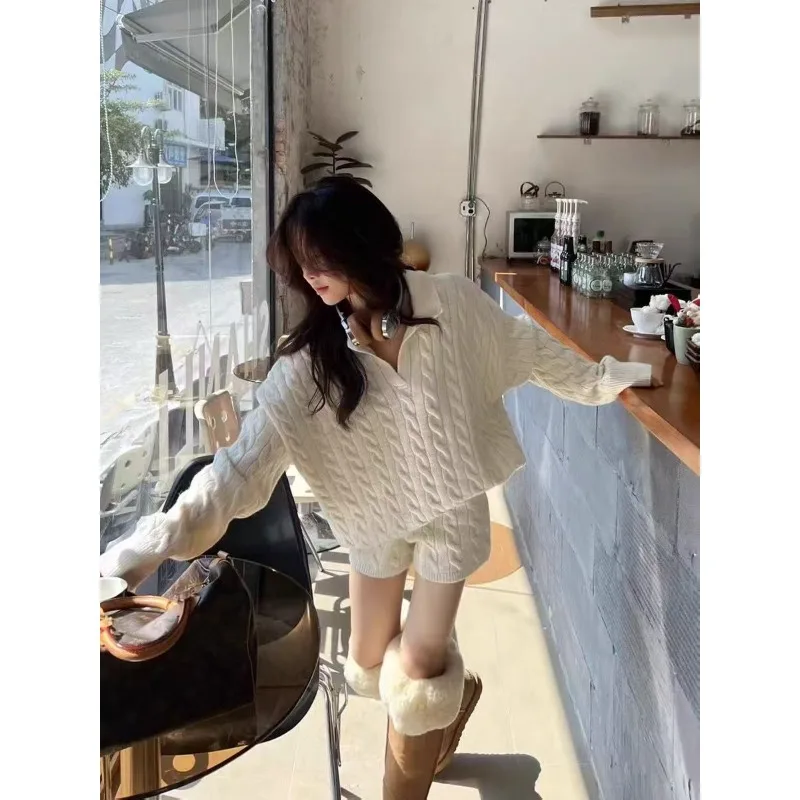 Autumn 2025 Style Lazy Fashion Knitting Fried Dough Twists Sweater Elastic Waist Knitting Shorts Thickened Two-piece Set
Autumn 2025 Style Lazy Fashion Knitting Fried Dough Twists Sweater Elastic Waist Knitting Shorts Thickened Two-piece Set