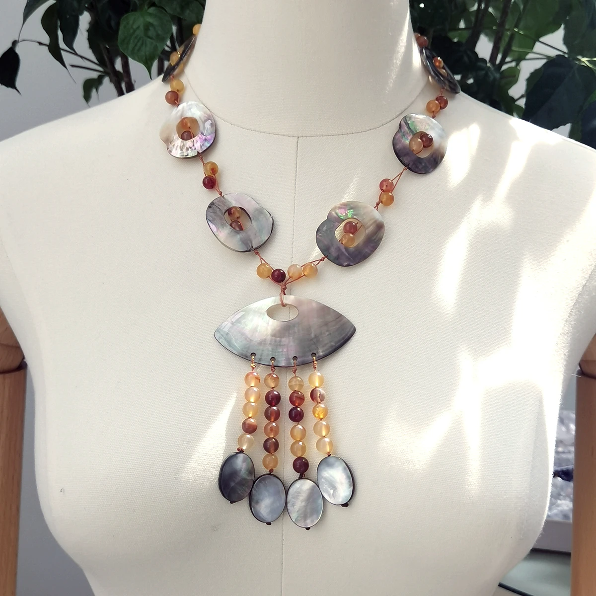 Lii Ji Real Stone Agate Tassels Necklace Mother of Pearl Shell Pendant Necklace 51cm Women Jewelry
Lii Ji Real Stone Agate Tassels Necklace Mother of Pearl Shell Pendant Necklace 51cm Women Jewelry