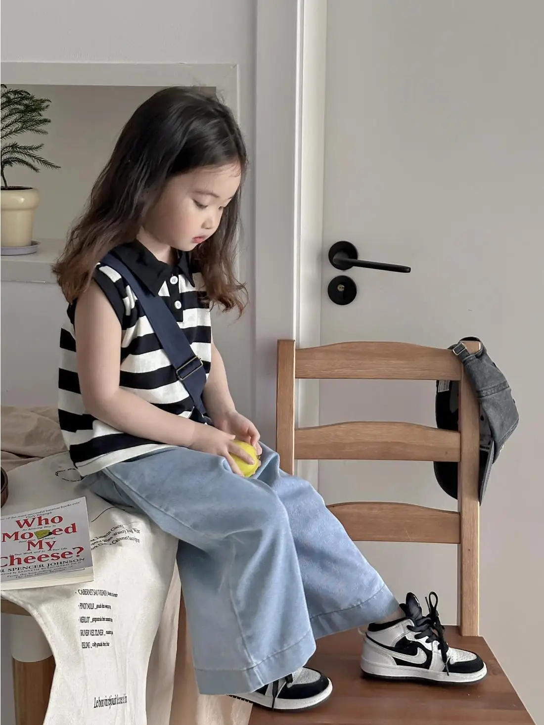 Girls Summer Outfit Set Fashionable New Children's Sleeveless Knitted Top + Denim Wide Leg Pants Two-Piece Set
Girls Summer Outfit Set Fashionable New Children's Sleeveless Knitted Top + Denim Wide Leg Pants Two-Piece Set