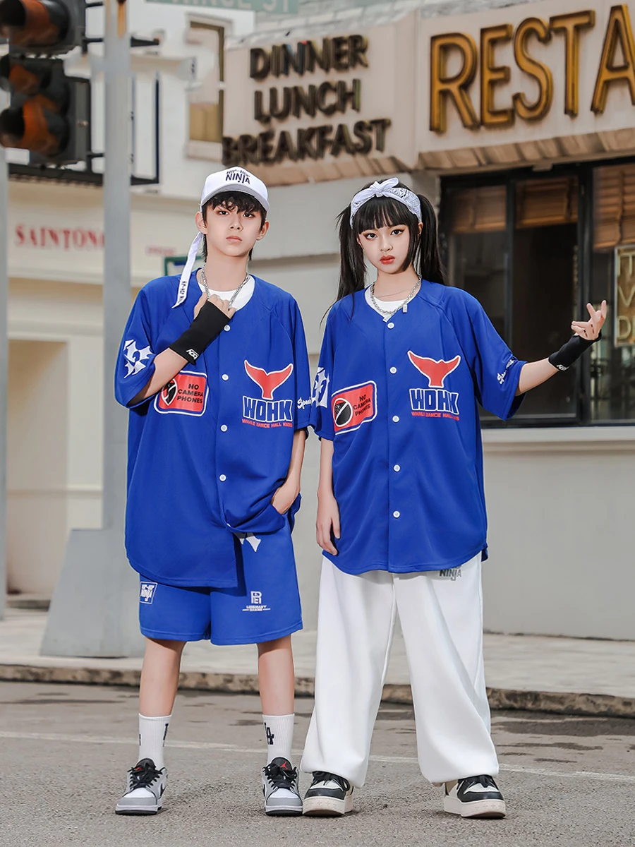 2024 New Children Jazz Modern Dance Costumes For Girls Blue Jacket White Pants Suit Boys Hip Hop Dance Performance Wear DQS16076
2024 New Children Jazz Modern Dance Costumes For Girls Blue Jacket White Pants Suit Boys Hip Hop Dance Performance Wear DQS16076