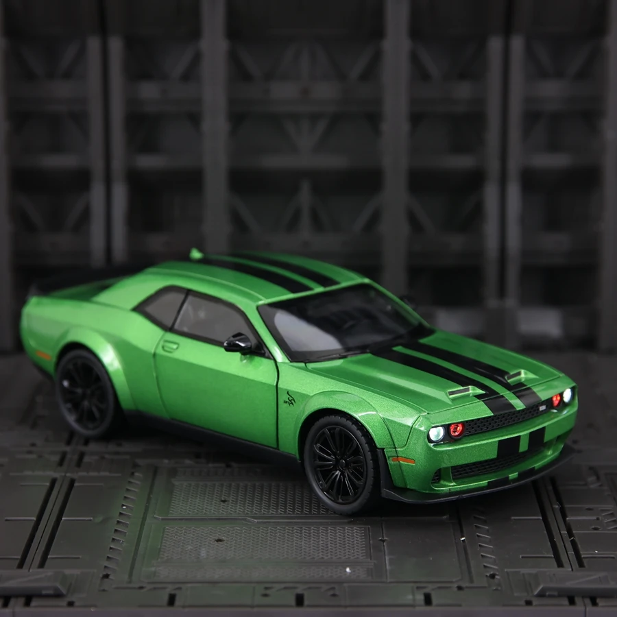 1:22 Dodge Hellcat SRT модель автомобиля из сплава, игрушка со звуковой и световой обратной связью, двери и капот двигателя, можно открыть багажник
1:22 Dodge Hellcat SRT модель автомобиля из сплава, игрушка со звуковой и световой обратной связью, двери и капот двигателя, можно открыть багажник