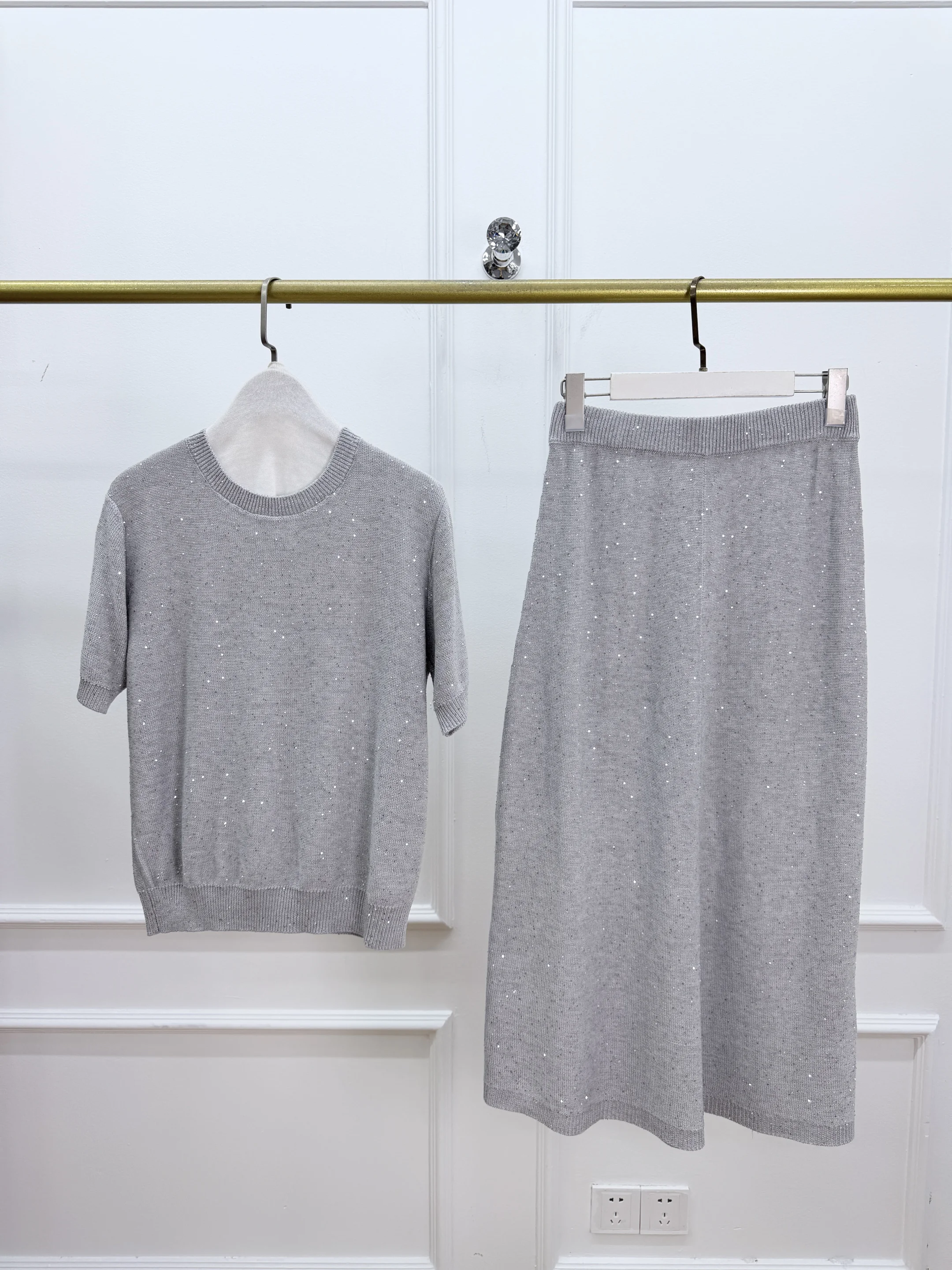 2026 Spring/Summer New Arrival: High-Quality Sequin-Yarn Crewneck Short-Sleeve Knit Top + Casual Skirt Set
2026 Spring/Summer New Arrival: High-Quality Sequin-Yarn Crewneck Short-Sleeve Knit Top + Casual Skirt Set
