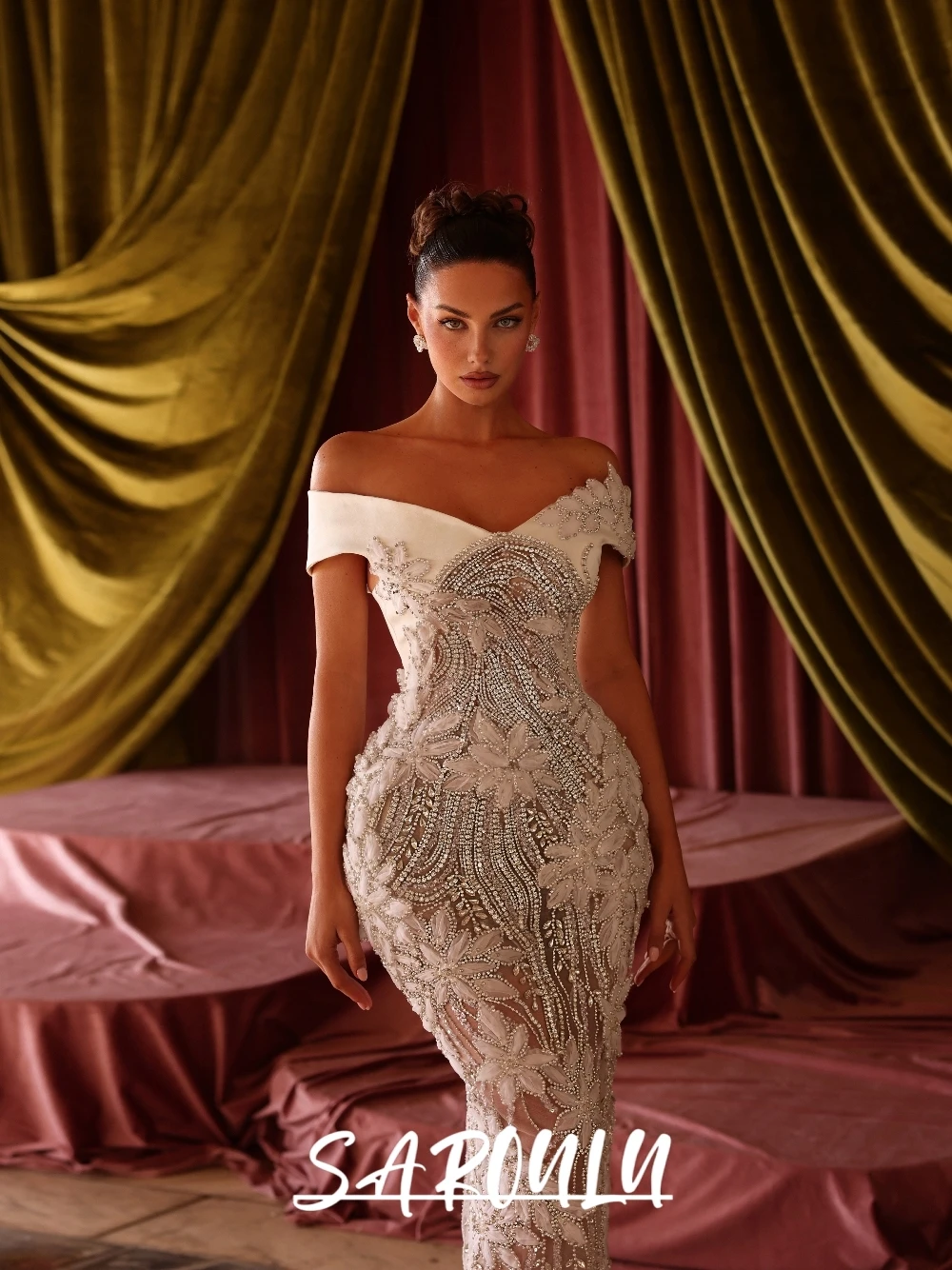 Sophisticated Crystals Floral Wedding Dress Exquisite Off-the-shoulder Bodycon Bridal Gown Customized Gorgeous Dainty Bride Wear
Sophisticated Crystals Floral Wedding Dress Exquisite Off-the-shoulder Bodycon Bridal Gown Customized Gorgeous Dainty Bride Wear
