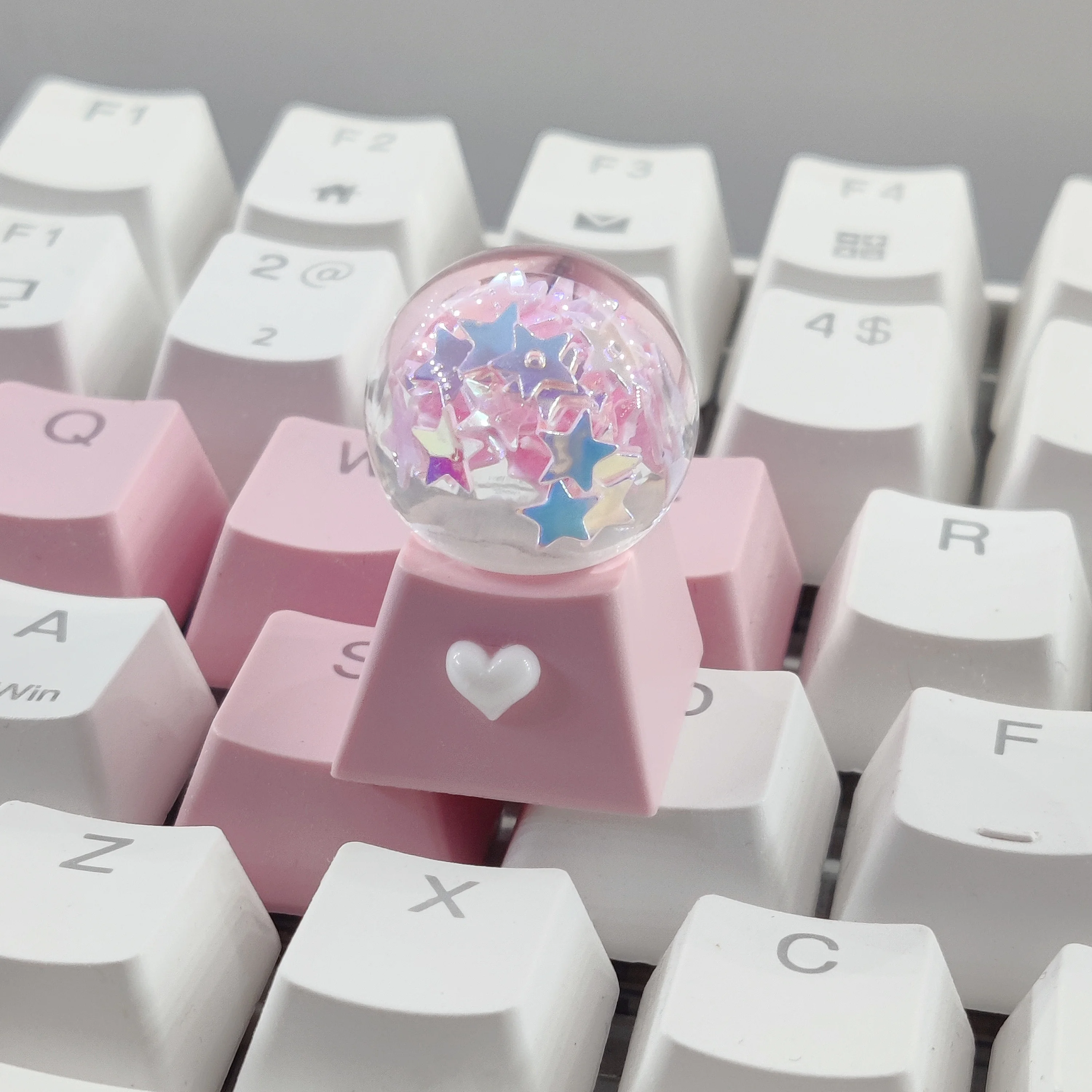 Mechanical Keyboard Keycap Cross Pink Heart-shaped Crystal Ball Supplement and Replacement Single Keycap Girl Gift
Mechanical Keyboard Keycap Cross Pink Heart-shaped Crystal Ball Supplement and Replacement Single Keycap Girl Gift