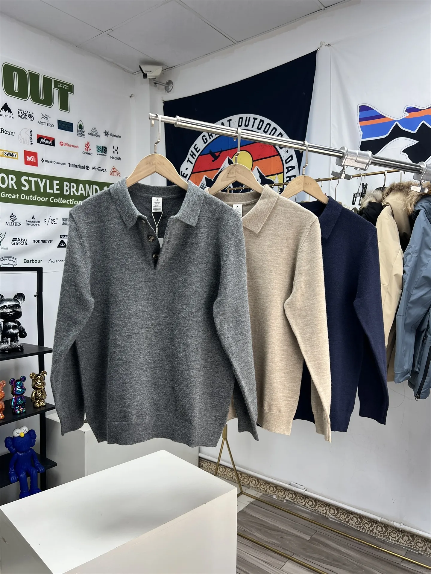 Мягкий и гладкий вязаный свитер для мужчин, повседневный деловой стиль, осенне-зимний свитер с отложным воротником, универсальный модный городской стиль.
Мягкий и гладкий вязаный свитер для мужчин, повседневный деловой стиль, осенне-зимний свитер с отложным воротником, универсальный модный городской стиль.