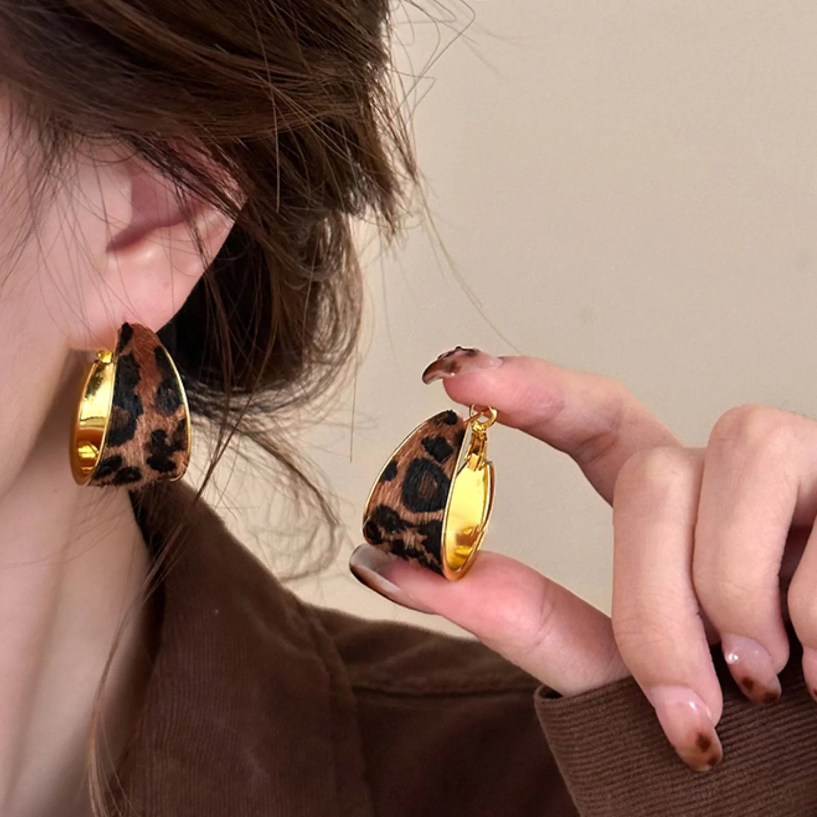 Retro-inspired Leopard Print Geometric Circle Stud Earrings Stylish Niche Design with Versatile Appeal
Retro-inspired Leopard Print Geometric Circle Stud Earrings Stylish Niche Design with Versatile Appeal