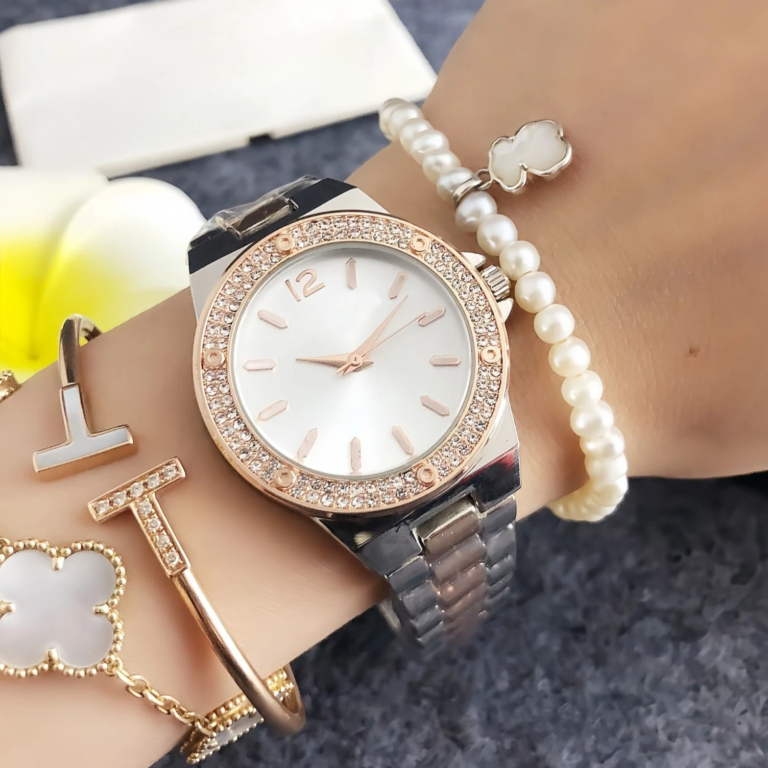 European and American Style Luxurious Brand Women's Watches, Trendy Luxury Diamond-studded Fashionable and Simple Watches, Retro and Unique 2026 New Style Women's Quartz Watches. Couple Watches
European and American Style Luxurious Brand Women's Watches, Trendy Luxury Diamond-studded Fashionable and Simple Watches, Retro and Unique 2026 New Style Women's Quartz Watches. Couple Watches