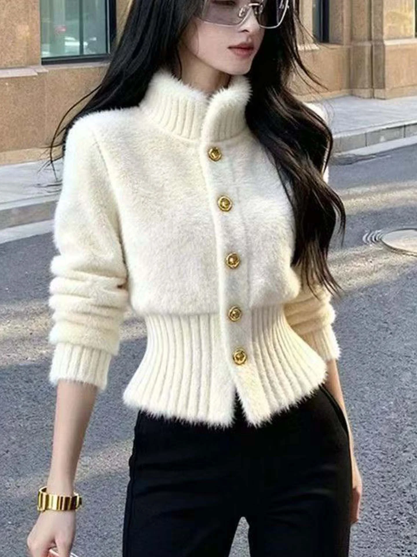 Женское теплое приталенное пальто Sli Thi Plu с высоким воротником, модное, с поясом, короткая верхняя одежда из бархатной ткани, с длинными рукавами
Женское теплое приталенное пальто Sli Thi Plu с высоким воротником, модное, с поясом, короткая верхняя одежда из бархатной ткани, с длинными рукавами