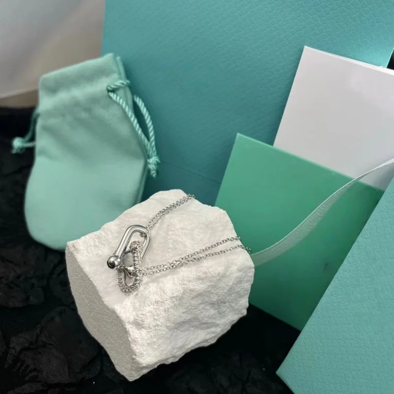 A versatile and stylish necklace perfect for elegant ladies, suitable for formal occasions.
A versatile and stylish necklace perfect for elegant ladies, suitable for formal occasions.